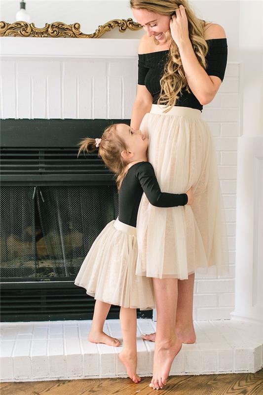 Moteriška juoda viršutinė dalis nuo peties, smėlio spalvos tiulio sijonas, motinos dukros dviejų dalių suknelės idėja, suknelė savo mažylę gerai kaip ir jūs