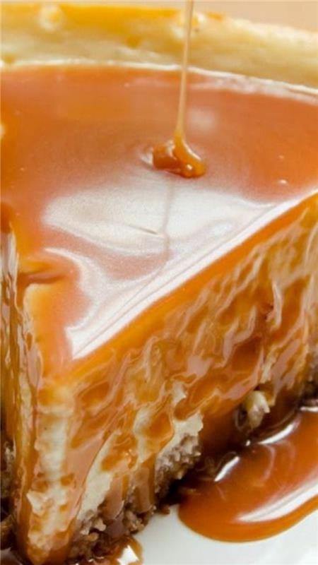padaryti-karamelinį pyragą-su-aukso-karamelės tėkme