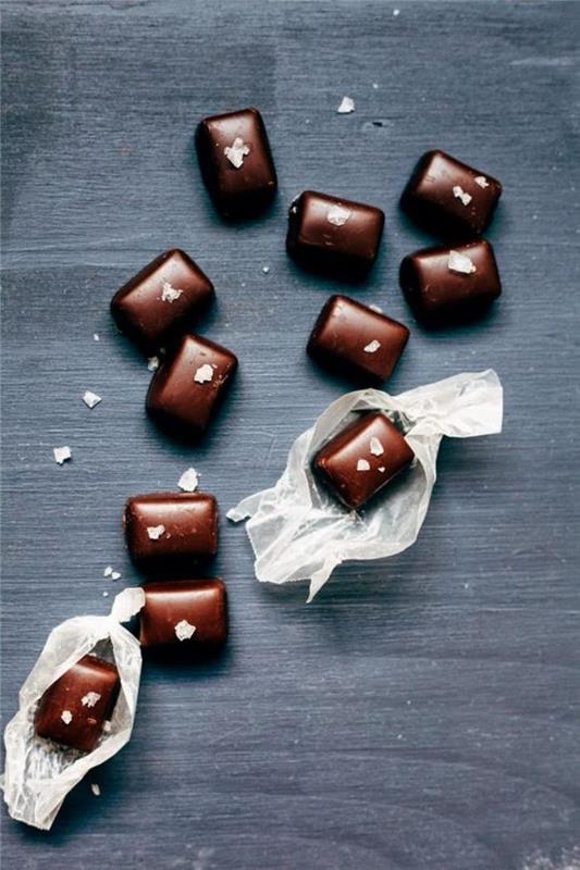 make-soft-caramel-delicious-karamel-in-čokoladni bonboni