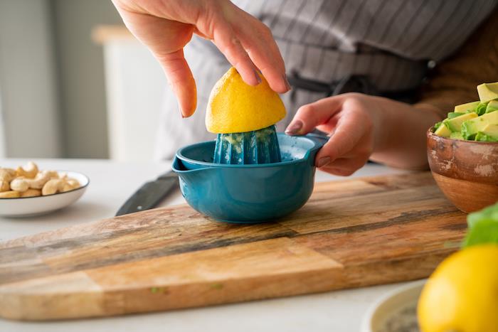 stisnite limono s stiskalnico limone, da odstranite limonin sok, korak za pripravo recepta iz avokada kot predjed za pesto
