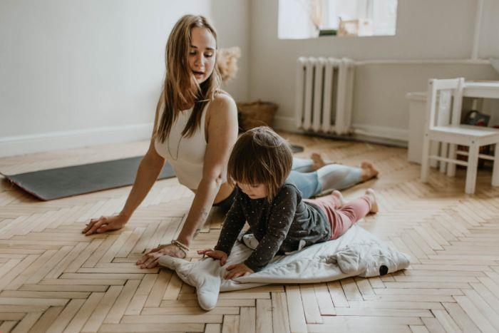 evde yoga yapmak örnek aktivite hapsi yoga yapmak spor yapmak yemek yemek hareket etmek sağlıklı yaşam