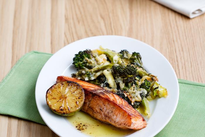ketogeninės dietos meniu, paprastas žuvies patiekalų receptas kepta lašiša ir brokolių kepsniai su čederio sūriu