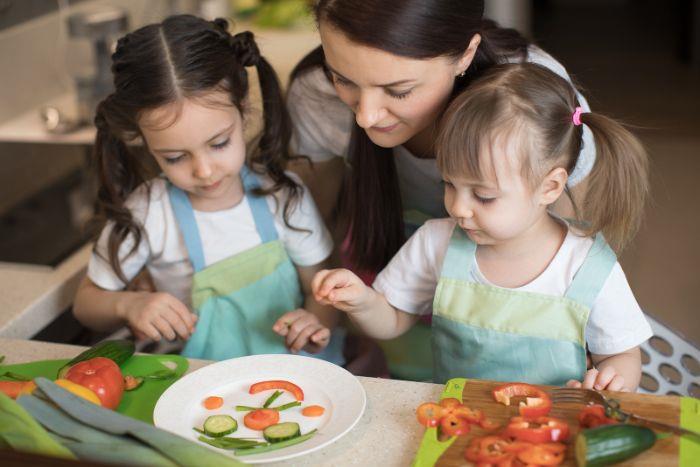çocuklarla yemek pişirmek çocuk için fikir etkinliği hapsi aile etkinliği yemek pişirme öğrenme yemek