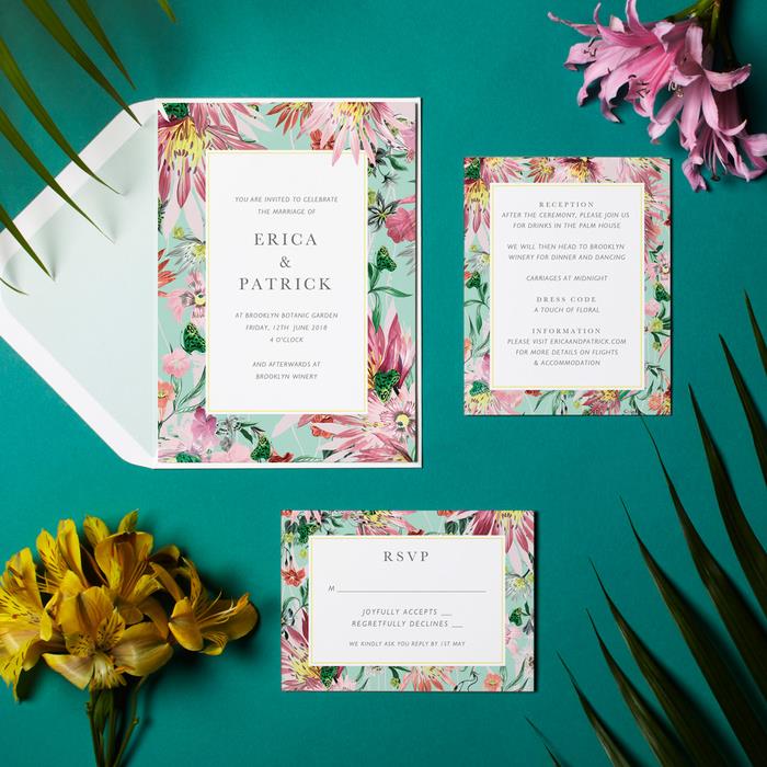 Bir yaz töreni için ideal bir çerçeve tropik çiçekler ile modaya uygun bir düğün davetiyesi için güzel bir fikir