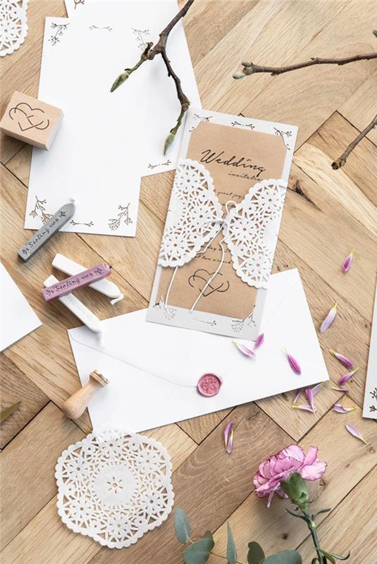 Kraft kağıttan yapılmış ve dantel efektli cep ile süslenmiş uzun formatlı eski düğün davetiyesi