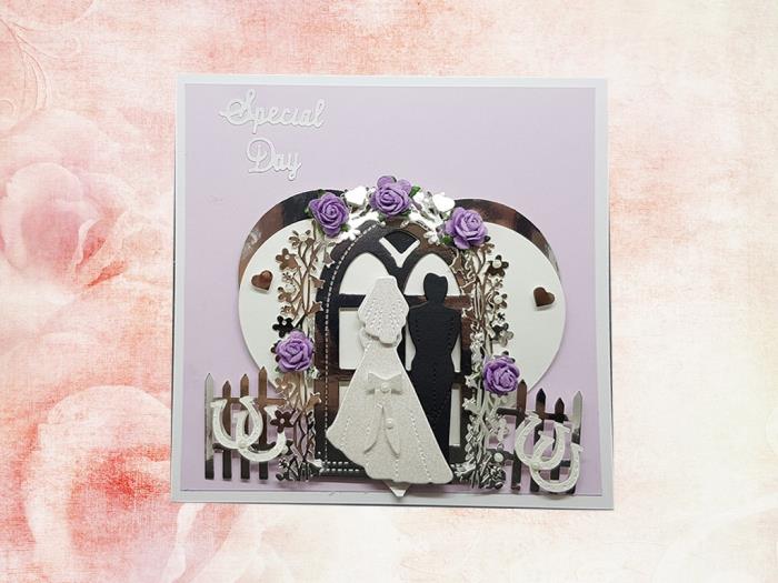 „Scrapbooking“ idėja vestuvėms, rankų darbo kvietimas į vestuves iš pastelinio violetinio popieriaus su meilės figūrėlėmis