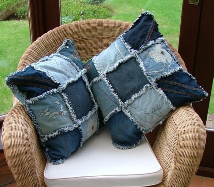 izdelava-a-blazine-cut-from-jeans-cover-in-blue-fotelj-white-blazina