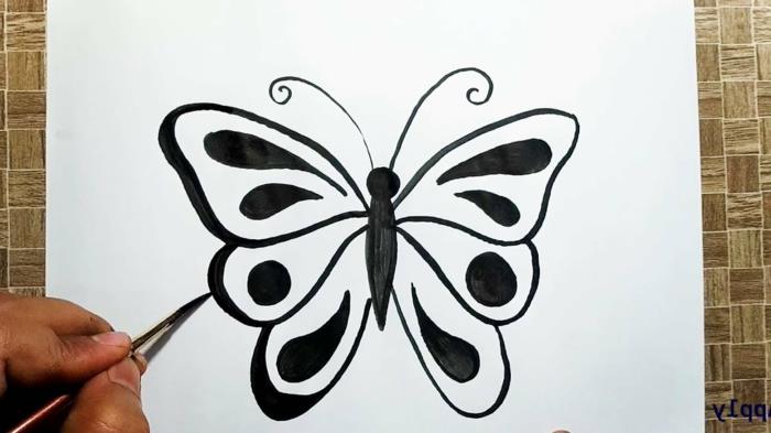 Piešimas juodais dažais drugelis dažymui, piešimas, norint gauti paprastą tatuiruotės drugelį