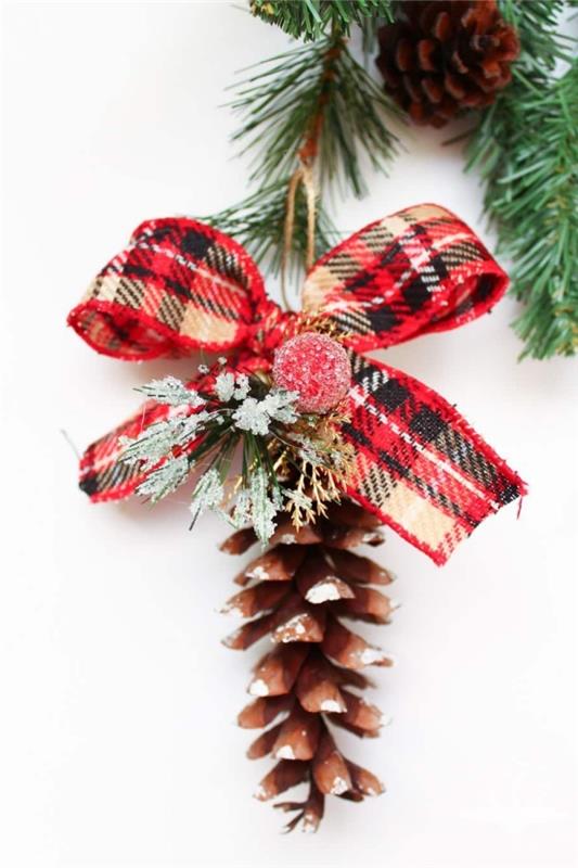 kolay DIY Noel fikri, DIY çam kozalağı Noel ağacı süsü, el yapımı bir Noel ağacı oyuncağı örneği