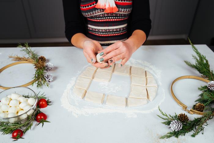 10 kişilik kolay bir aperatif fikri ve paylaşılacak öğünler olan hamur ve mozzarella topları oluşturun