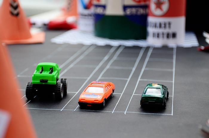 çizilmiş bir rotada oyuncak araba yarışı, 4 veya 5 yaşındaki çocuk doğum günü animasyonu için fikir