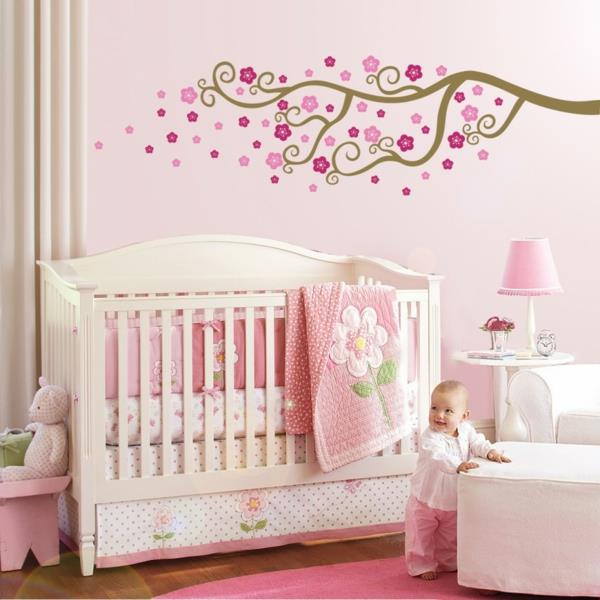 bebek odası için çıkartmalarla benzersiz bir dekorasyon
