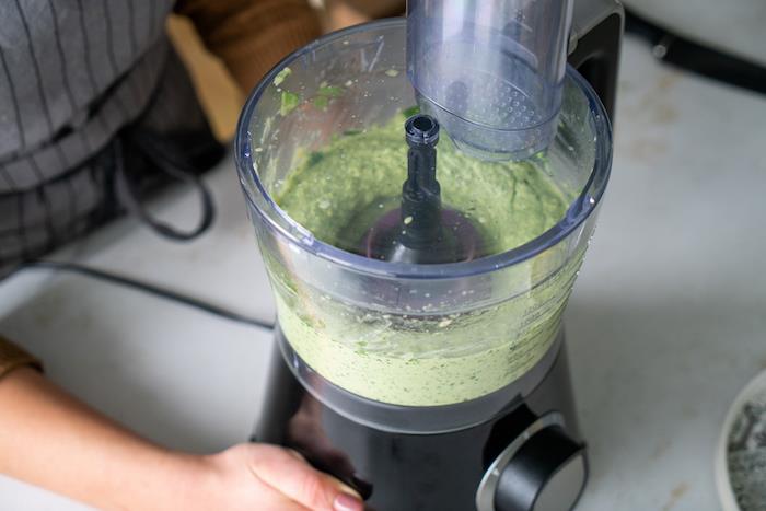 enostaven recept za večerjo z aperitivom brez kuhanja, pesto iz bazilike in domači avokado z indijskimi oreščki
