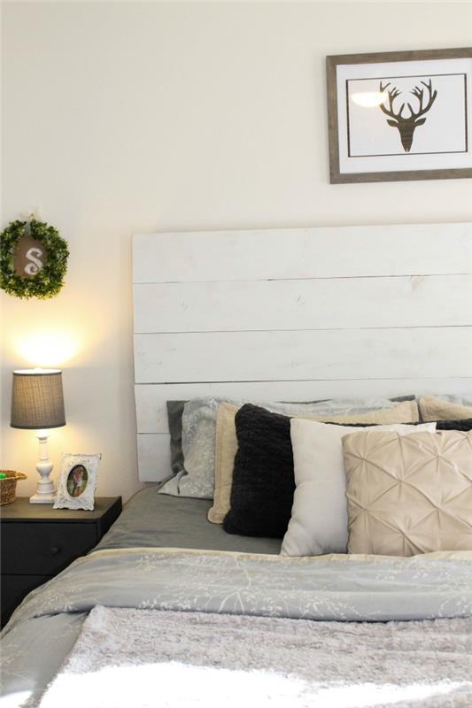 vzglavje palete, notranja dekoracija spalnice za odrasle z belimi stenami in velika postelja z lesenim vzglavjem