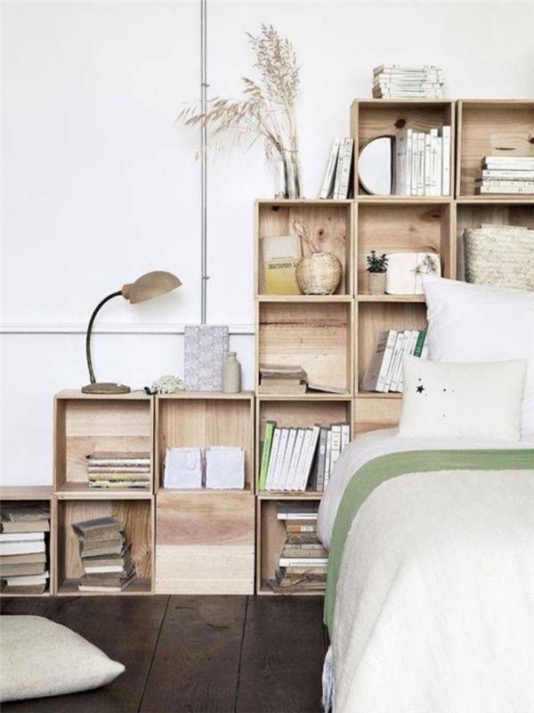 ideja, da bi naredili vzglavje v lesenih zabojih, prostor za knjige in okrasne dodatke za posteljo, belo posteljnino, temno rjav parket
