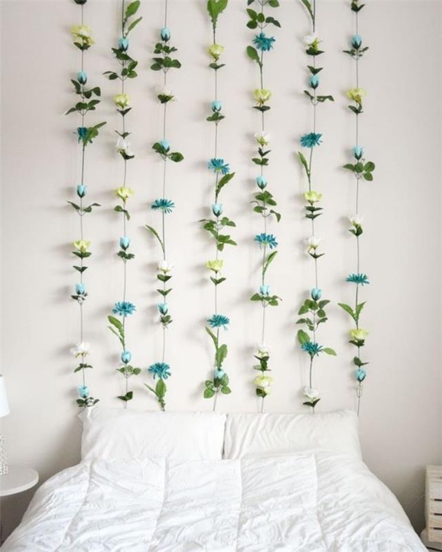 naredite vzglavje v girlandi iz visečega cvetja, rumene, bele in modre cvetlične dekoracije, belega posteljnine