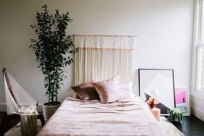 naredite vzglavje makrameja, belo volno, rožnato posteljnino, rožnate rastline, ogledalo, okrasne slike