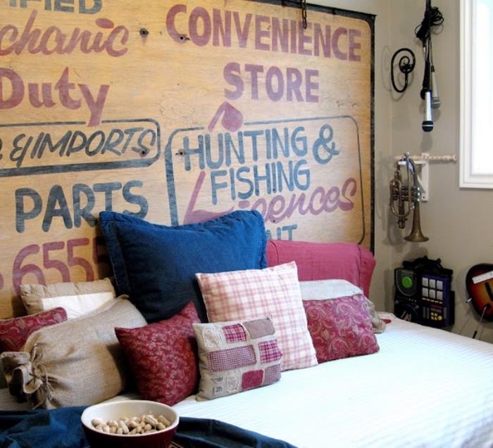 Ideja za dekoracijo spalnice z lastnimi rokami, plakat, vintage lesena okrasna plošča z besedilom, večbarvne blazine