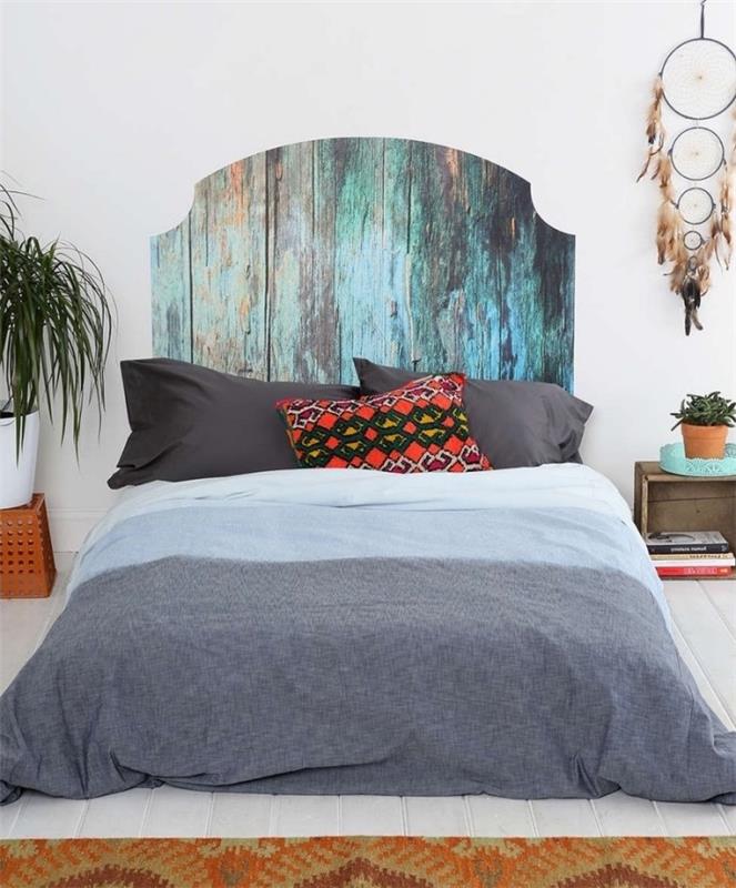 ideja, kako narediti leseno vzglavje, surove lesene deske, prilagojene s surovo barvo, blazino zteque vzorec, sivo in modro posteljnino, stensko dekoracijo lovilca sanj, boemski slog