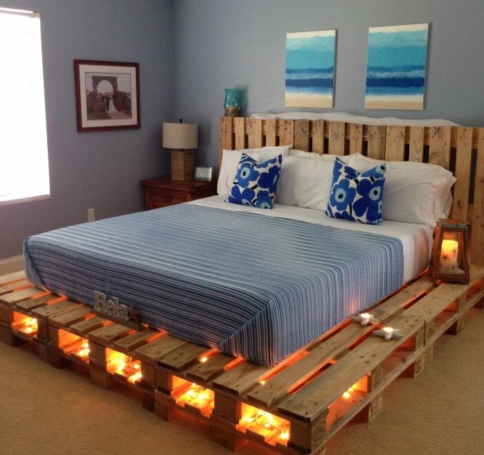 naredite vzglavje, morski dekor v spalnici za odrasle z veliko zakonsko posteljo v lesenem okvirju palet