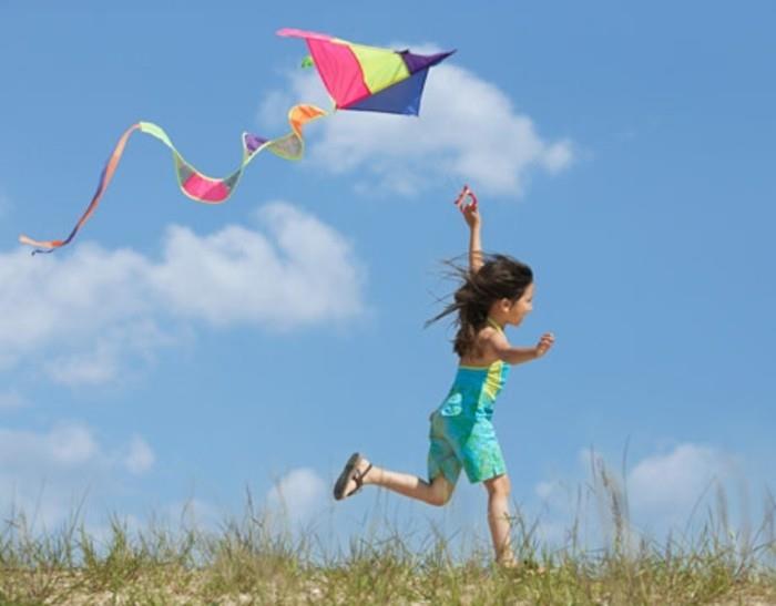 uçurtma-uçurtma-çocukların-favori-aktivitesi-uçurtma-yap-rehber-büyük-kız-server-uçan-çok renkli
