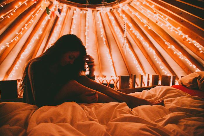 tumblr iphone arka planları, çadır kurmak, yatakta oturan kadın, peri ışıkları