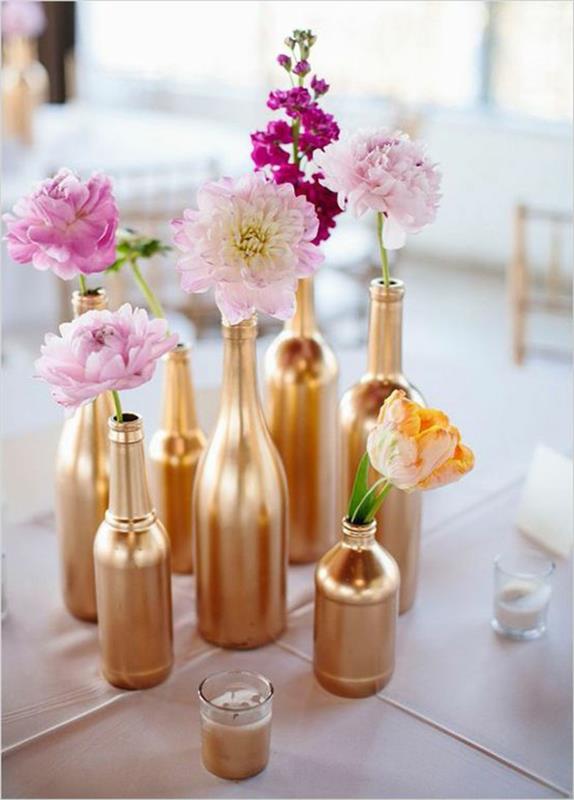 steklenice, pobarvane v zlato, v vsaki spomladansko cvetje, osrednje ideje za jedilno mizo, majhne svečke