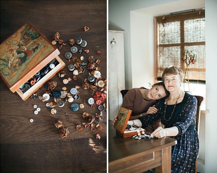 fotografija v vintage slogu z babico in njeno rjavolasko vnukinjo, ki sedi pred mizo s starinsko škatlo z gumbi