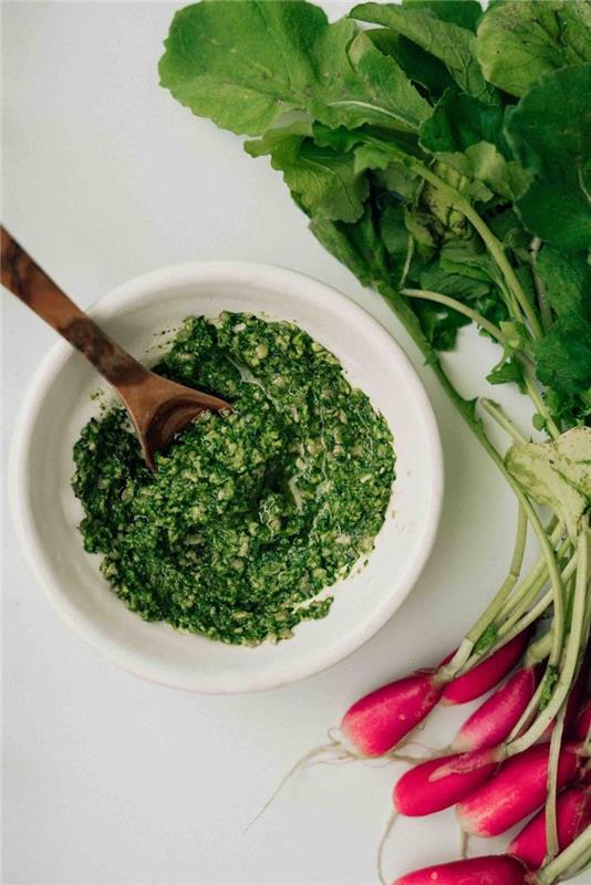 redkev zelenjava domač pesto recept zelena omaka parmezan