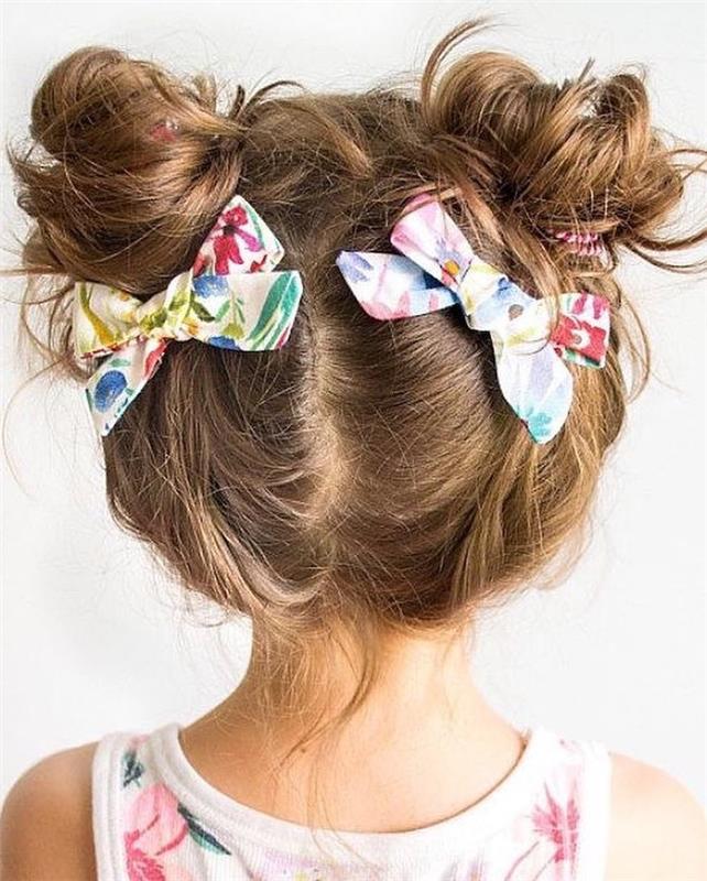Žavinga mažos mergaitės šukuosena, kurią lengva padaryti su dviem gėlių juostelėmis, to paties audinio, kaip ir suknelė, šukuosena paprasta ir greita