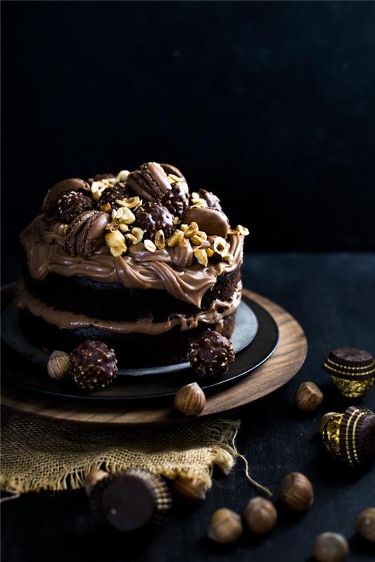 Šokoladinio gimtadienio torto paruošimo idėja su šokolado putėsiais ir šokoladiniais makaronais - lengvas šokoladinis gimtadienio torto receptas