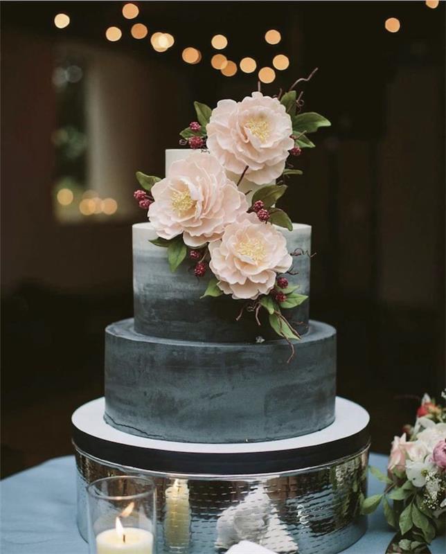 Pakopinis vestuvinis tortas, vestuvinio torto idėja, pelėdos vestuvinio torto glajus, dekoro gėlės, žvakė