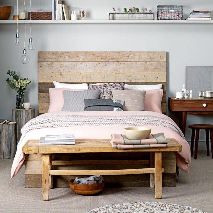 Leseno vzglavje, posteljna klop, roza in sive blazine za odejo, siva in roza dekoracija spalnice, kakšne barve s sivo