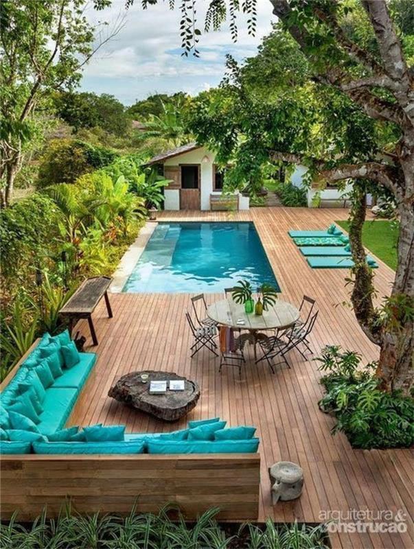 Graži idėja baseino terasos sofa akvamarino kampu, mažos terasos išdėstymas, spalvinga lauko sodo puošmena
