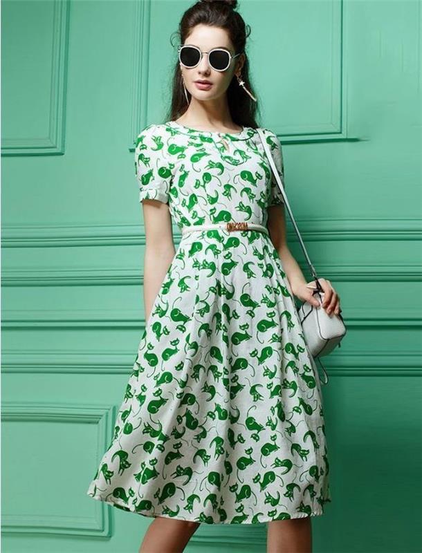 Yeşil kedi desenli beyaz elbise, yuvarlak güneş gözlüğü, modern çanta, 50'lerin modası, 50'lerin kadını, rockabilly görünümünü benimsiyor