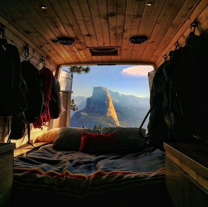 Lesena karavana deco s čudovitim razgledom na goro, prijetna rustikalna dekorirana lesena dnevna soba, postelja na tleh