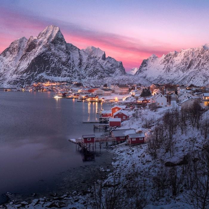 Snieguotas Norvegijos grožis, gražiausi pasaulio kraštovaizdžiai, kraštovaizdis, mūsų pasaulio grožis, raudoni namai, saulėlydis