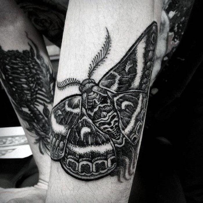 „Braccio di un uomo con piccolo tatuaggio di una farfalla“