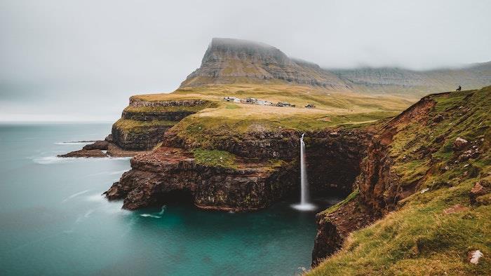 Farerų gražiausias pasaulio kraštovaizdis, žiemos kraštovaizdžio rojaus vieta, vandenynas ir kalnai, krioklys, einantis tiesiai į vandenyną