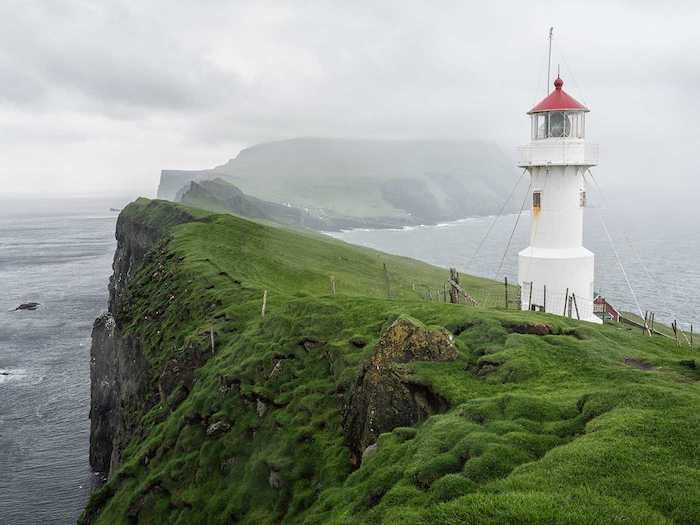 Farerų salos, Islandijos kraštovaizdis, kraštovaizdžio grožis, gražiausi pasaulio kraštovaizdžiai, švyturys ant žalios jūros lydekos, apsuptas vandenyno ir didelis ežeras