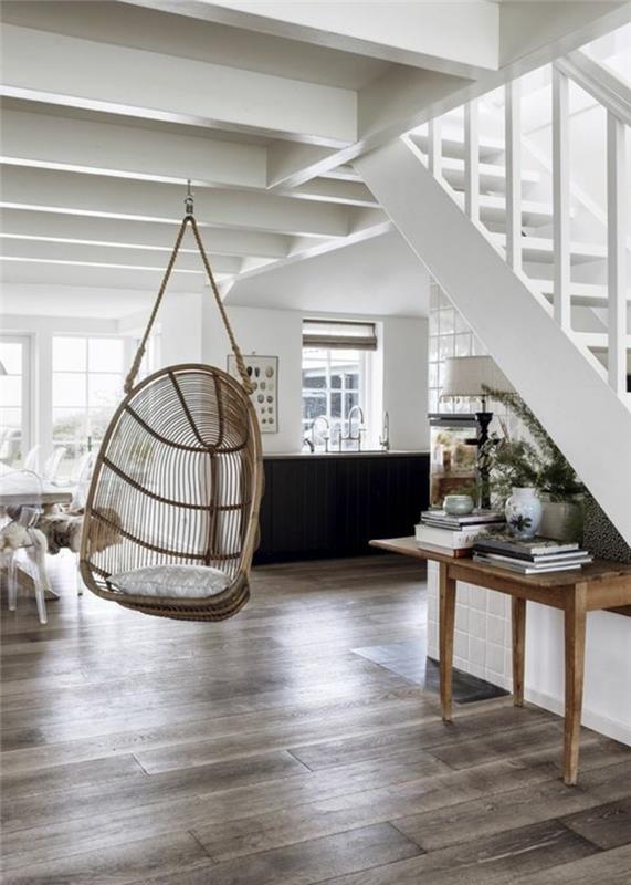salıncak sandalye, beyaz merdivenli beyaz ev ve merdivenlerin altında ahşap masa