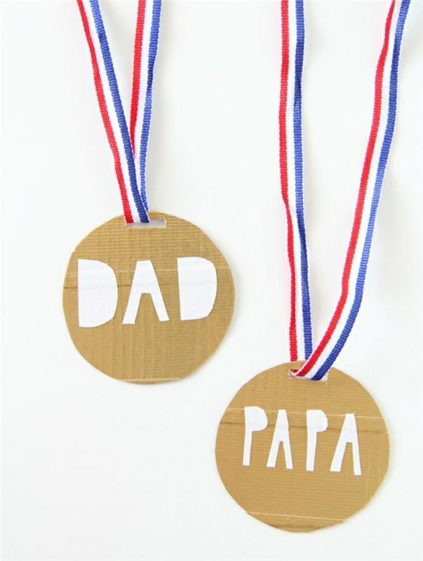 dukros tėvo dienos dovanos, du medaliai iš geltono kartono, su raudonomis, baltomis ir mėlynomis juostelėmis ir žodžiais