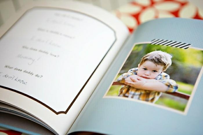 domača darila za očetov dan, ročno izdelana knjiga, bele in bledo modre barve, ki vsebuje otroško pisanje in fotografije
