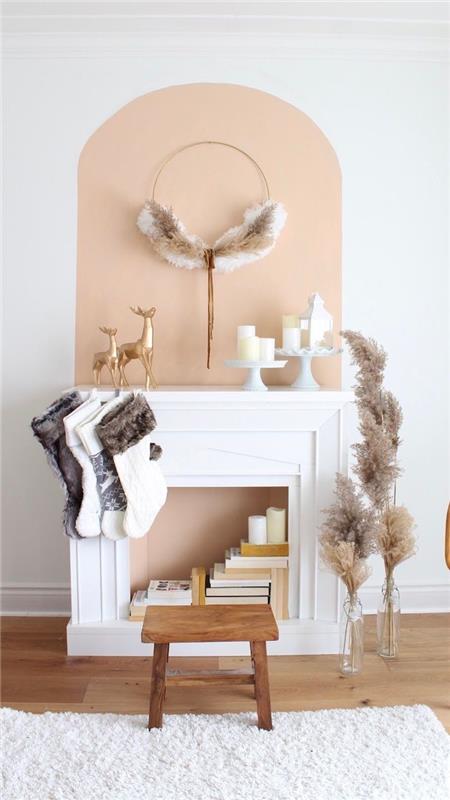 çorap ve küçük altın geyik minimalist dekorasyon ile kitaplarla dolu sahte Noel şömine