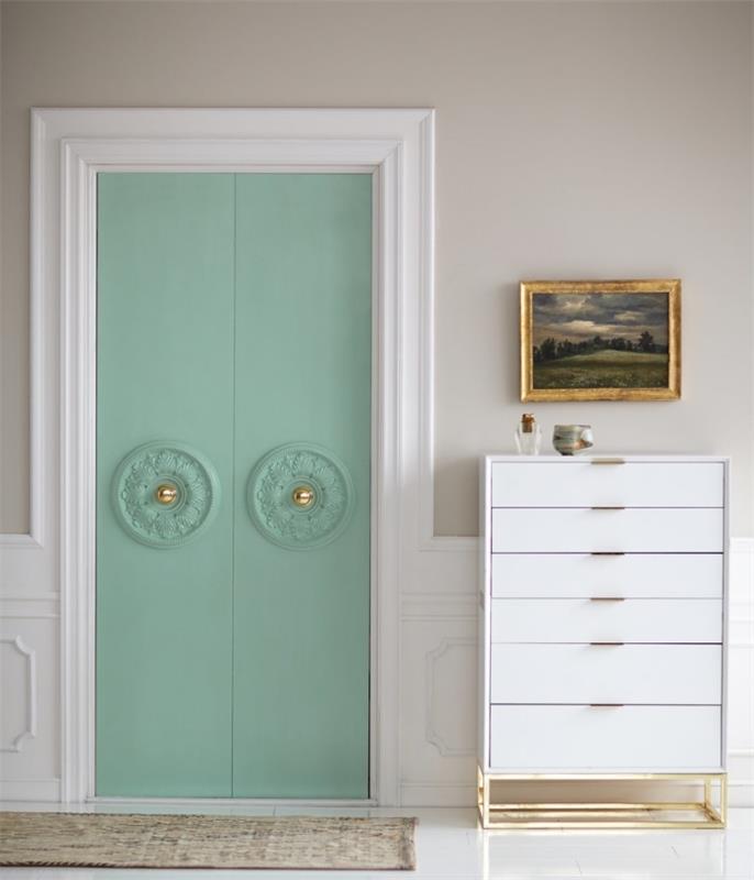 durelių piešimas kreida, kad būtų galima prisiliesti prie retro stiliaus, persirengimo durys, perdažytos jūros žalia spalva ir dekoruotos rozetėmis