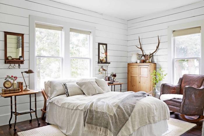 beyaz duvarlar ve koyu ahşap mobilyalar ile rustik ve ülke dekorlu yetişkin yatak odası