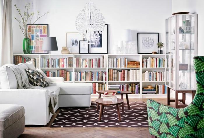 bel-fotelj-moderna-dnevna soba-veliki-beli-fotelj-in-bela knjižna omara