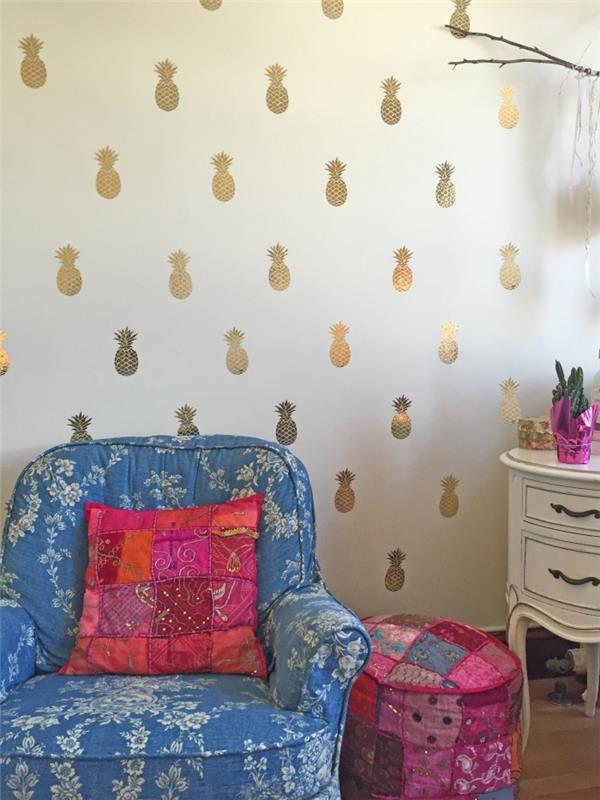 çiçek tasarım koltuk ve tabure ile altın ananas çıkartmaları ile süslenmiş beyaz duvarlı genç kız yatak odası