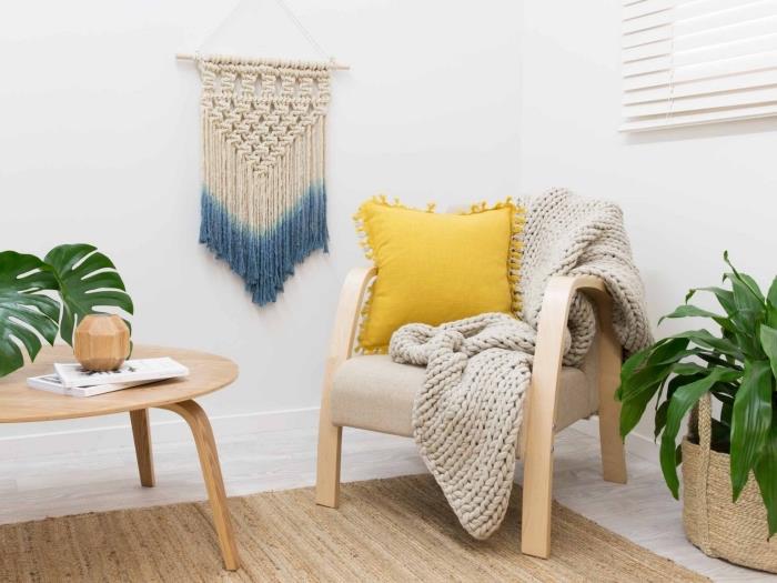 açık renkli ahşap mobilyalar ve yeşil bitkiler ile beyaz duvarlı modern oturma odası dekoru, makrome DIY nesne gölgeli süspansiyon
