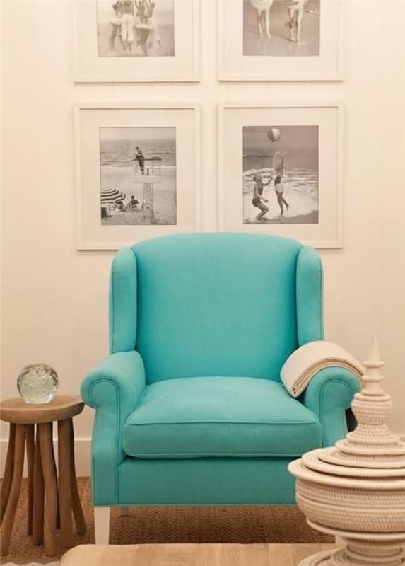 akcento akcentas baltos, smėlio ir rudos spalvos gyvenamajame kambaryje, medinis kavos staliukas, juodai baltų nuotraukų rėmelių sienų apdaila, žalia žalia sofa